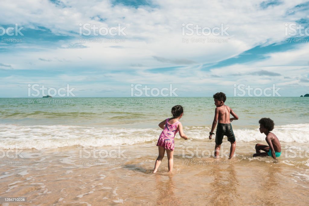 Detail Gambar Anak Bermain Di Pantai Nomer 30