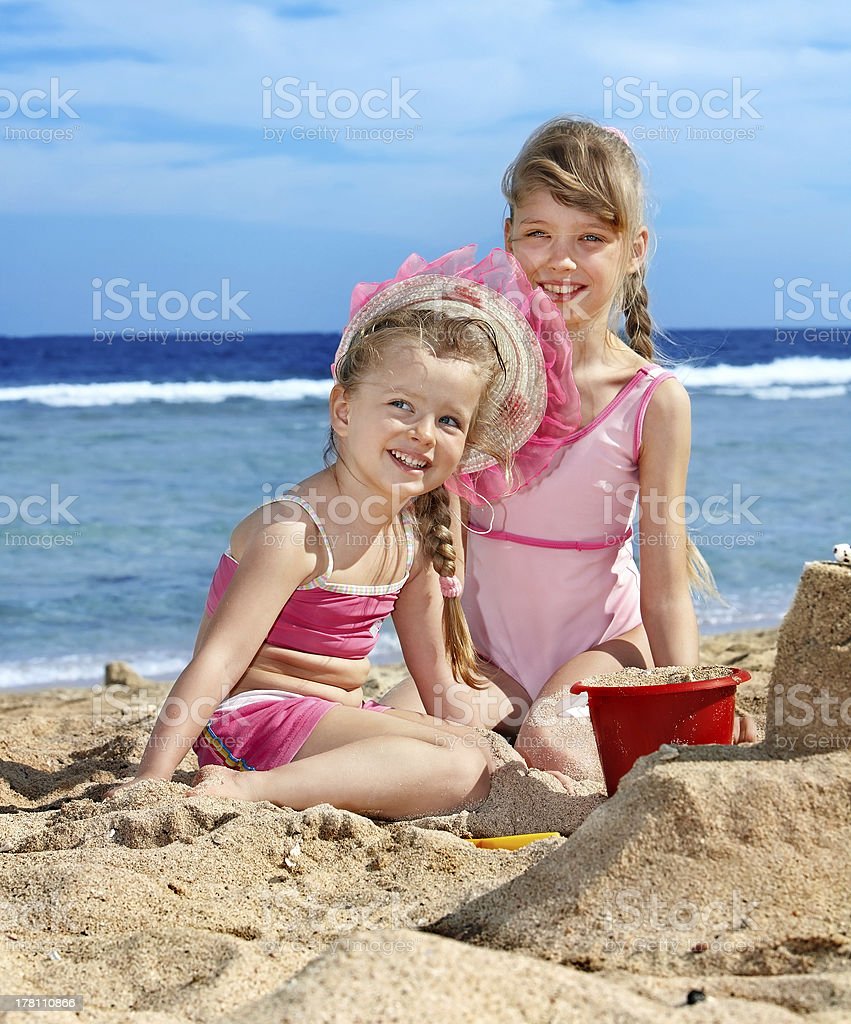 Detail Gambar Anak Bermain Di Pantai Nomer 31