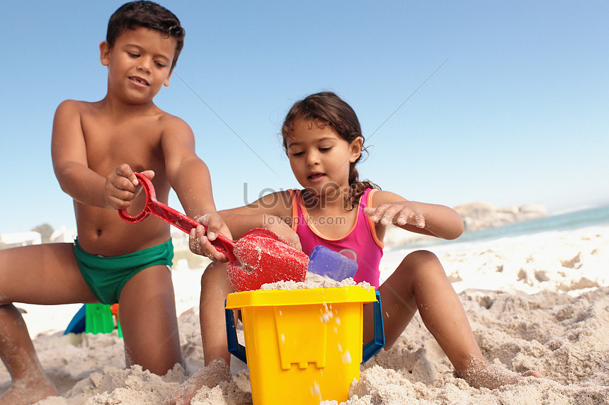 Detail Gambar Anak Bermain Di Pantai Nomer 49