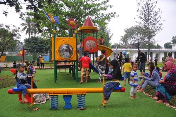 Detail Gambar Anak Bermain Di Taman Nomer 33