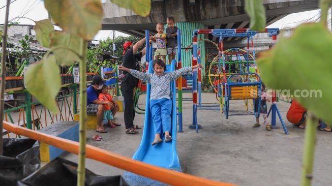 Detail Gambar Anak Bermain Di Taman Nomer 50