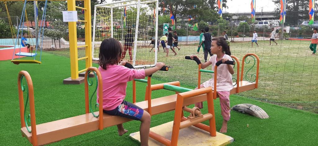 Detail Gambar Anak Bermain Di Taman Nomer 55