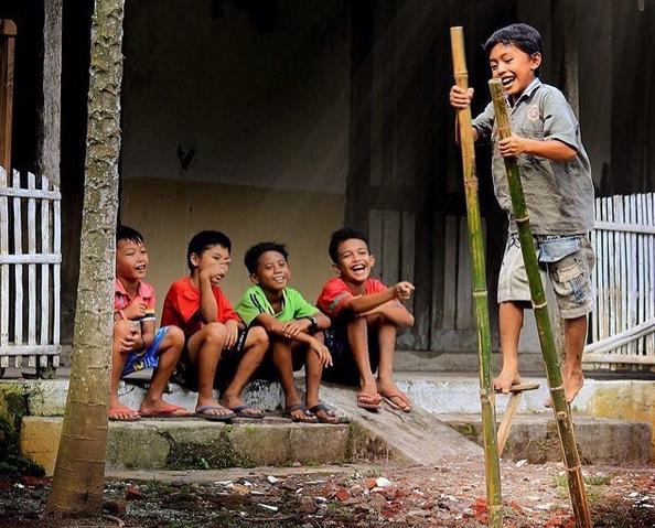 Gambar Anak Bermain Egrang - KibrisPDR