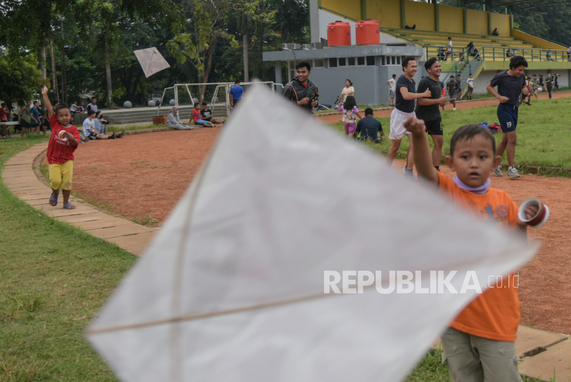 Detail Gambar Anak Bermain Layang Layang Nomer 37