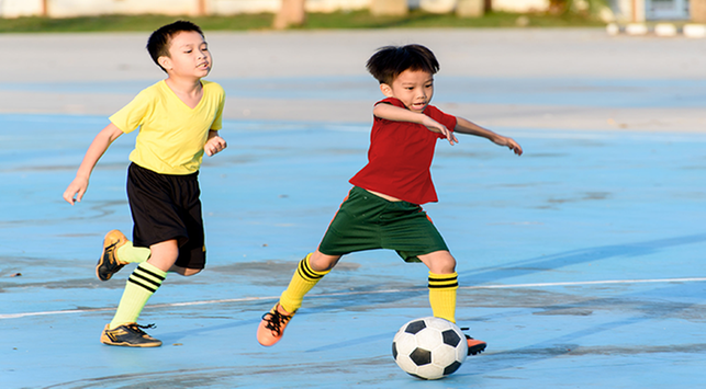 Detail Gambar Anak Bermain Sepak Bola Nomer 22