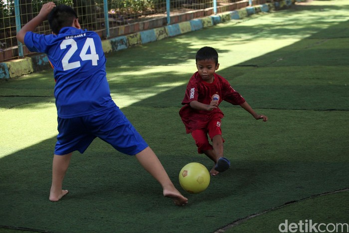 Detail Gambar Anak Bermain Sepak Bola Nomer 29