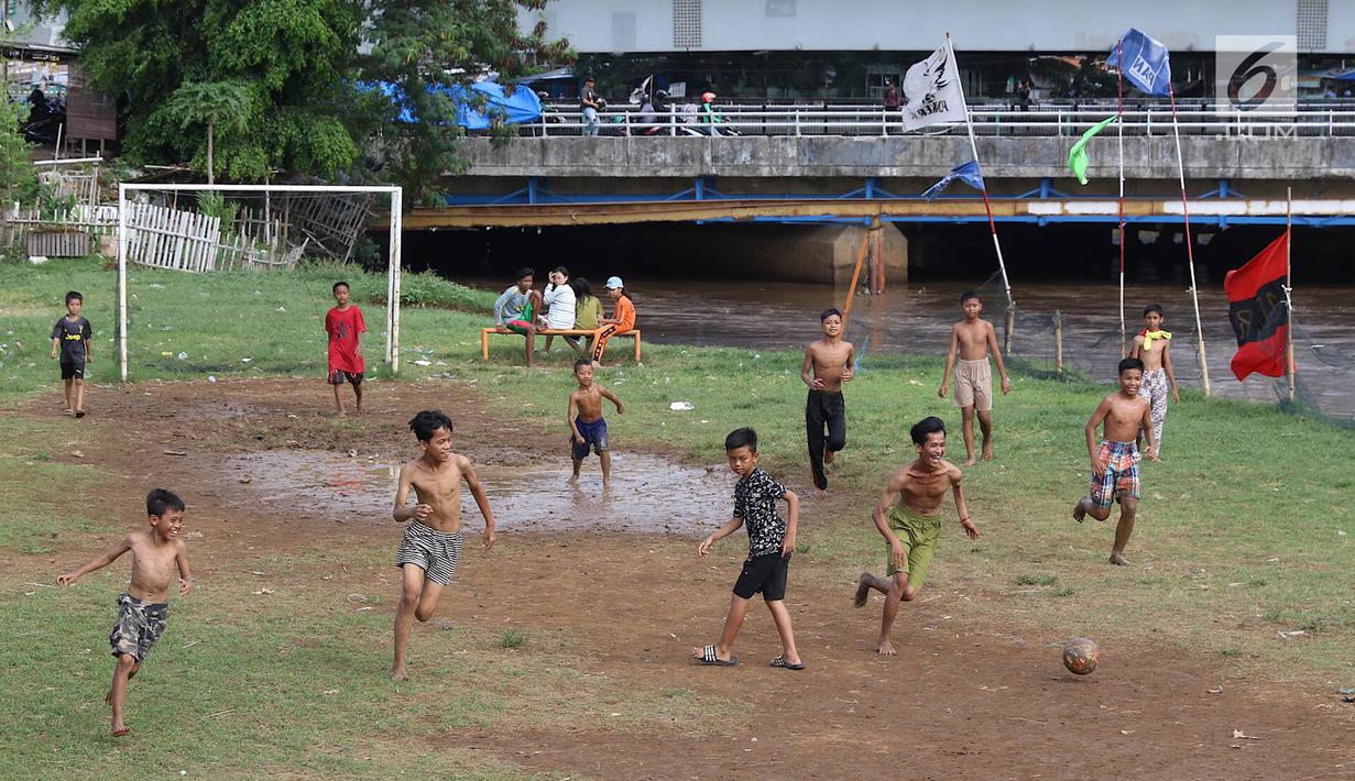 Detail Gambar Anak Bermain Sepak Bola Nomer 35