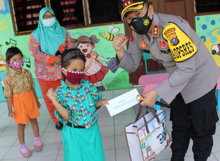 Detail Gambar Anak Juara Di Sekolah Nomer 26