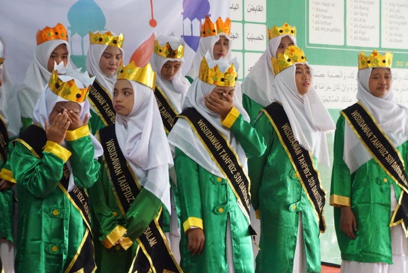 Detail Gambar Anak Juara Di Sekolah Nomer 48