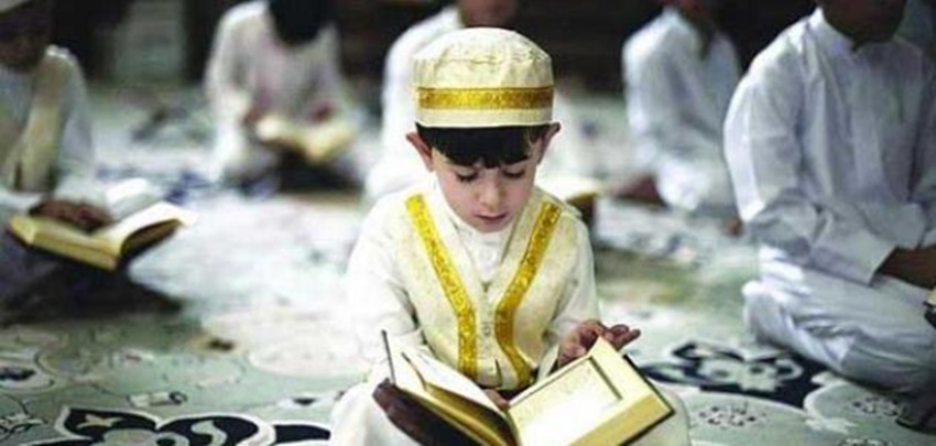 Detail Gambar Anak Kecil Baca Al Quran Nomer 2