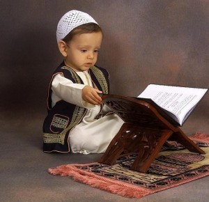 Detail Gambar Anak Kecil Baca Al Quran Nomer 8