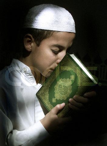 Detail Gambar Anak Kecil Baca Al Quran Nomer 10