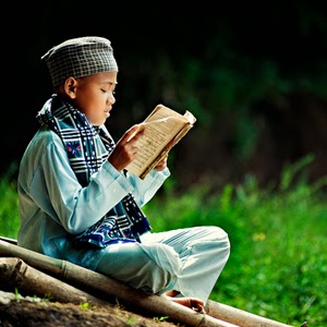 Detail Gambar Anak Kecil Baca Al Quran Nomer 6