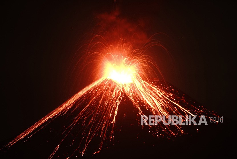 Detail Gambar Anak Krakatau Meletus Nomer 30