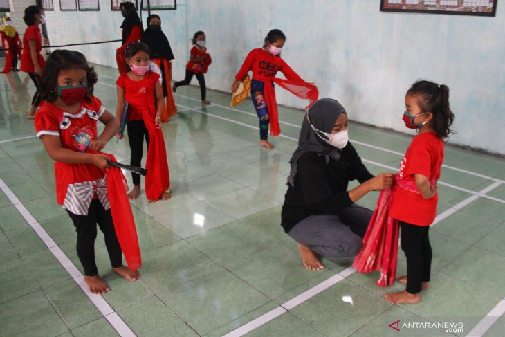 Detail Gambar Anak Latihan Menari Nomer 2