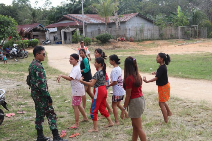 Detail Gambar Anak Latihan Menari Nomer 18