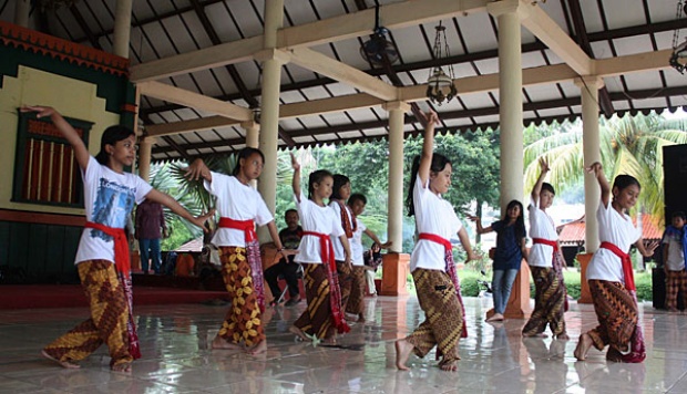 Detail Gambar Anak Latihan Menari Nomer 3