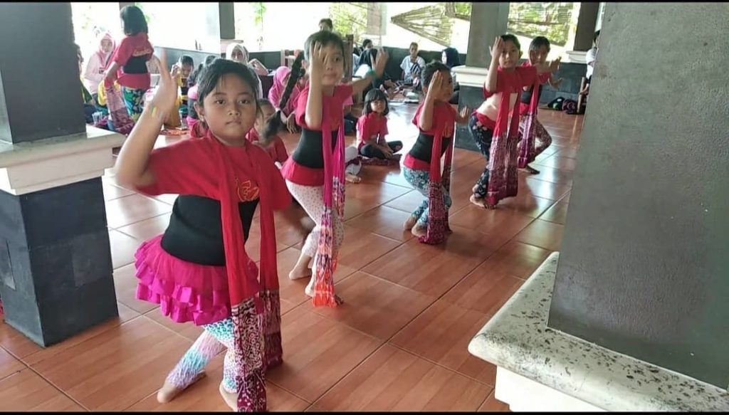 Detail Gambar Anak Latihan Menari Nomer 23