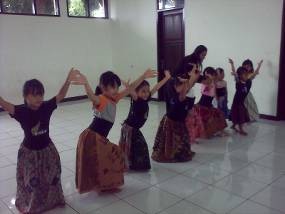 Detail Gambar Anak Latihan Menari Nomer 42