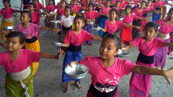 Detail Gambar Anak Latihan Menari Bali Nomer 44