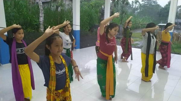 Detail Gambar Anak Latihan Menari Bali Nomer 51