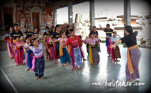 Detail Gambar Anak Latihan Menari Wayang Wong Bali Nomer 2