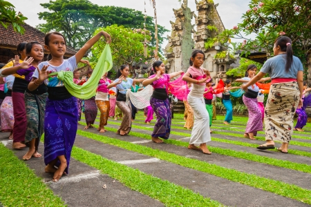 Detail Gambar Anak Latihan Menari Wayang Wong Bali Nomer 11