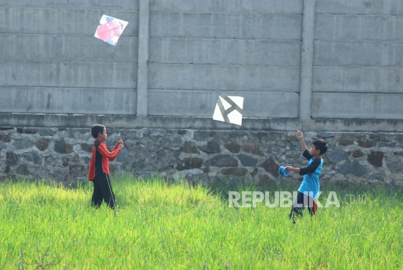 Detail Gambar Anak Main Layangan Nomer 35