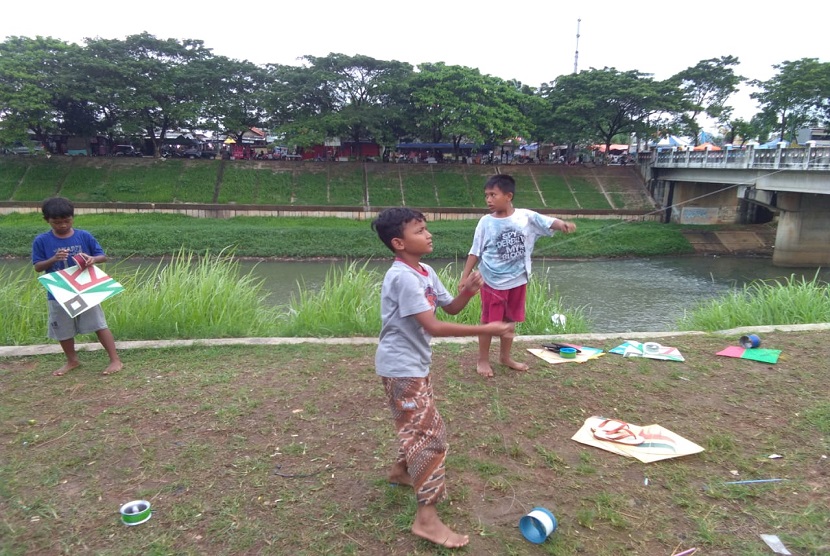 Detail Gambar Anak Main Layangan Nomer 38