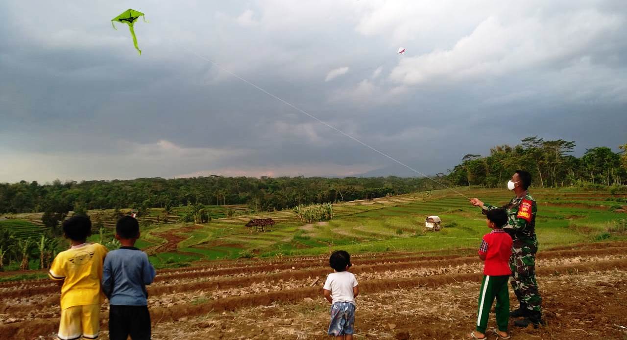 Detail Gambar Anak Main Layangan Nomer 41