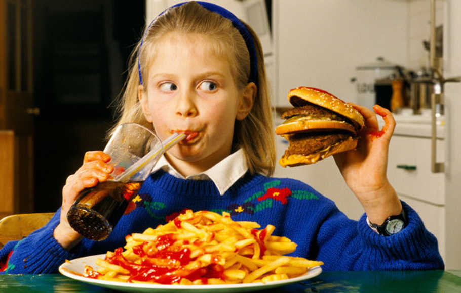 Gambar Anak Makan Makanan Fast Food - KibrisPDR