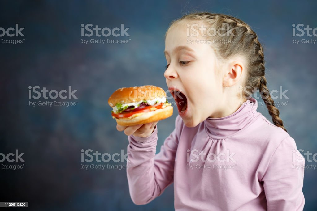 Detail Gambar Anak Makan Makanan Fast Food Nomer 2