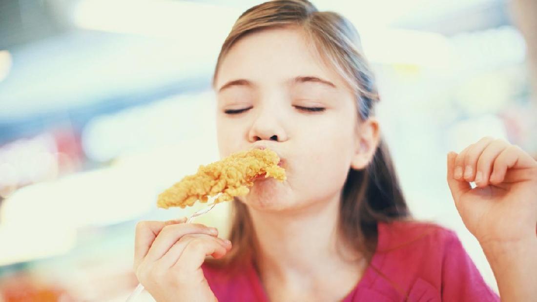 Detail Gambar Anak Makan Makanan Fast Food Nomer 21