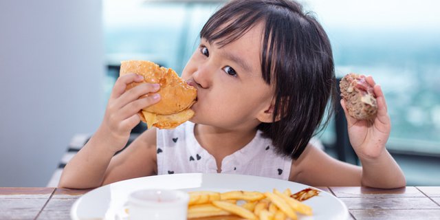 Detail Gambar Anak Makan Makanan Fast Food Nomer 22