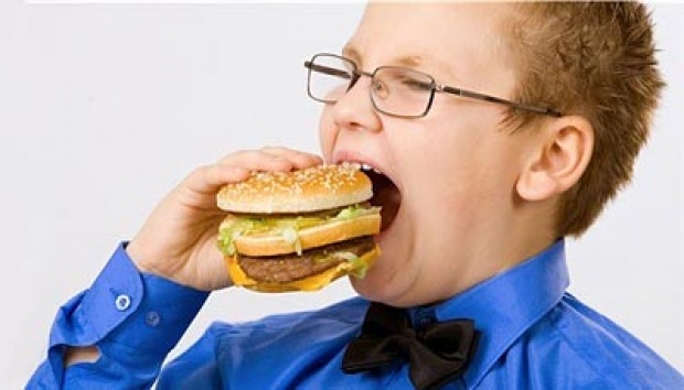 Detail Gambar Anak Makan Makanan Fast Food Nomer 23