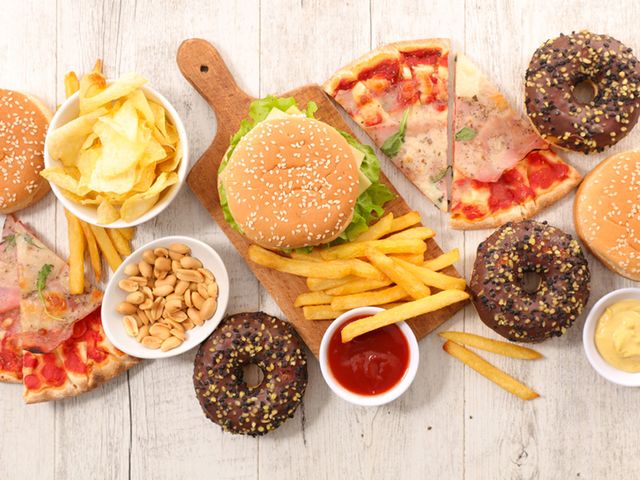 Detail Gambar Anak Makan Makanan Fast Food Nomer 42