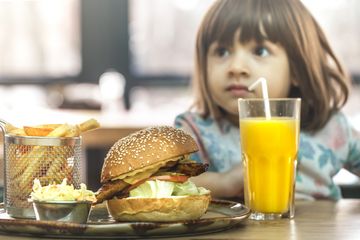 Detail Gambar Anak Makan Makanan Fast Food Nomer 48