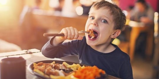 Detail Gambar Anak Makan Makanan Fast Food Nomer 56