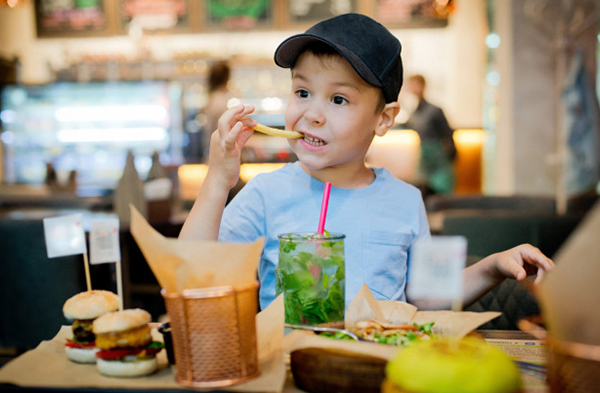 Detail Gambar Anak Makan Makanan Fast Food Nomer 57