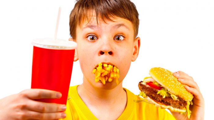 Detail Gambar Anak Makan Makanan Fast Food Nomer 7