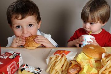 Detail Gambar Anak Makan Makanan Fast Food Nomer 10