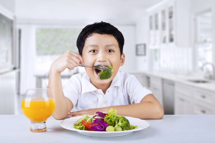 Gambar Anak Makan Sayur - KibrisPDR