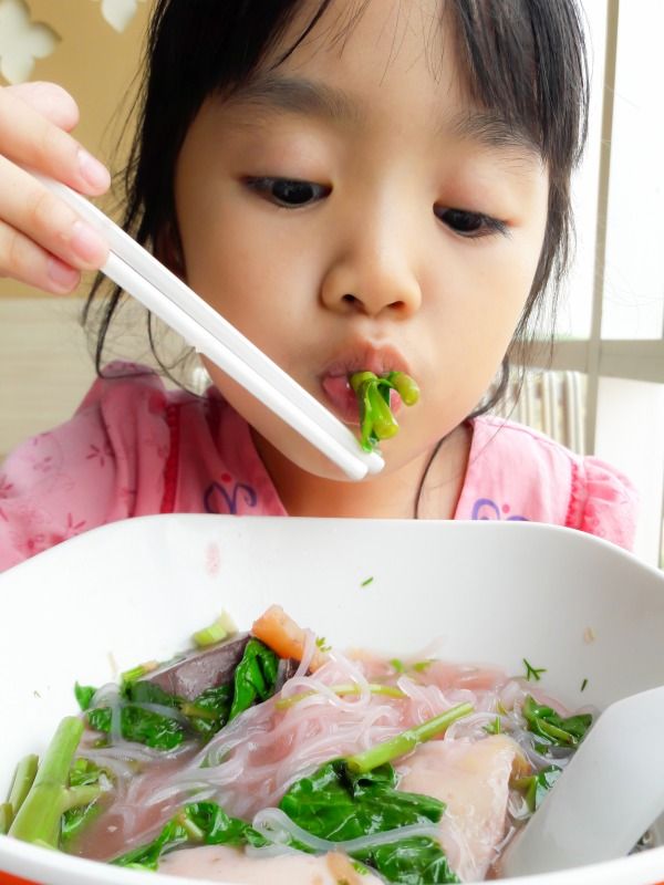 Detail Gambar Anak Makan Sayur Nomer 35