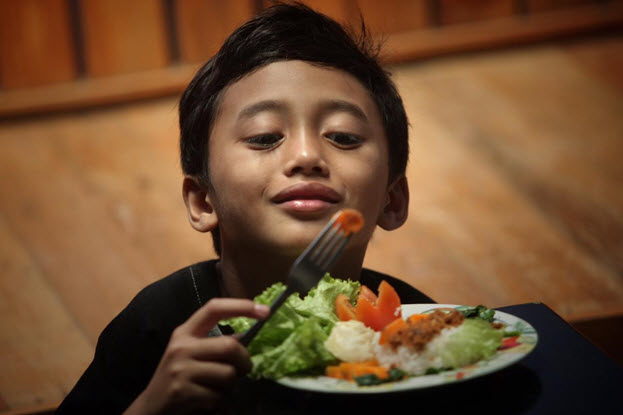 Detail Gambar Anak Makan Sayur Nomer 56