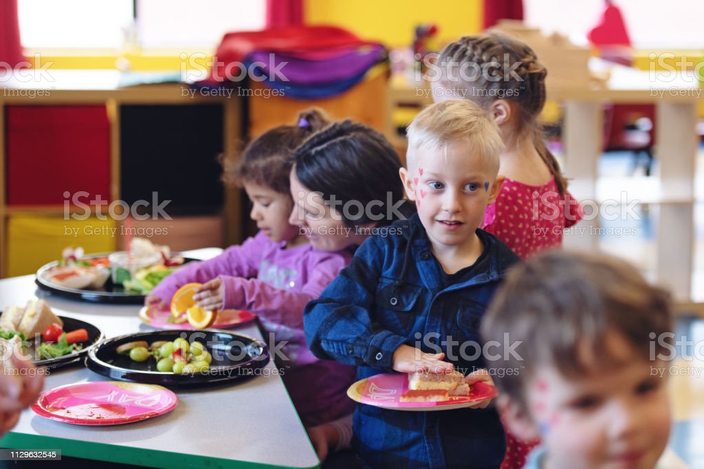 Detail Gambar Anak Makan Siang Nomer 7