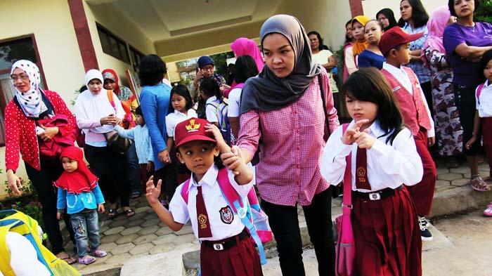 Detail Gambar Anak Masuk Sekolah Nomer 25