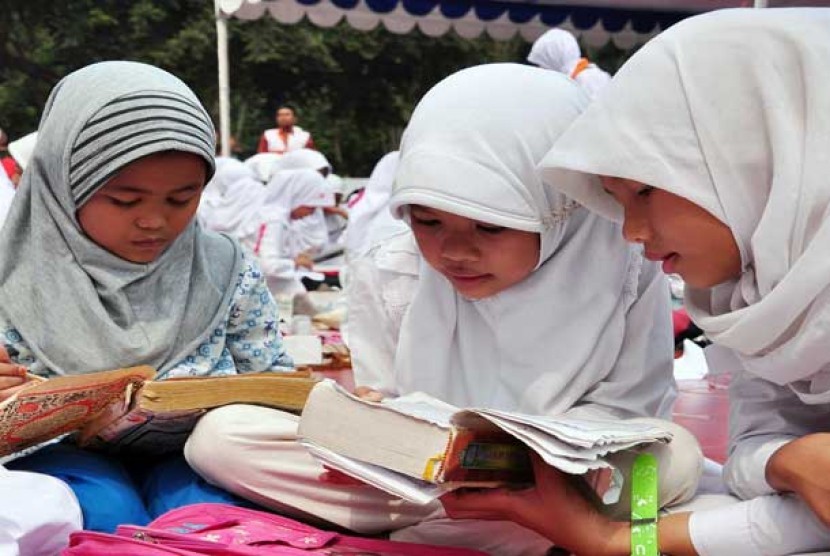 Detail Gambar Anak Membaca Alquran Nomer 4