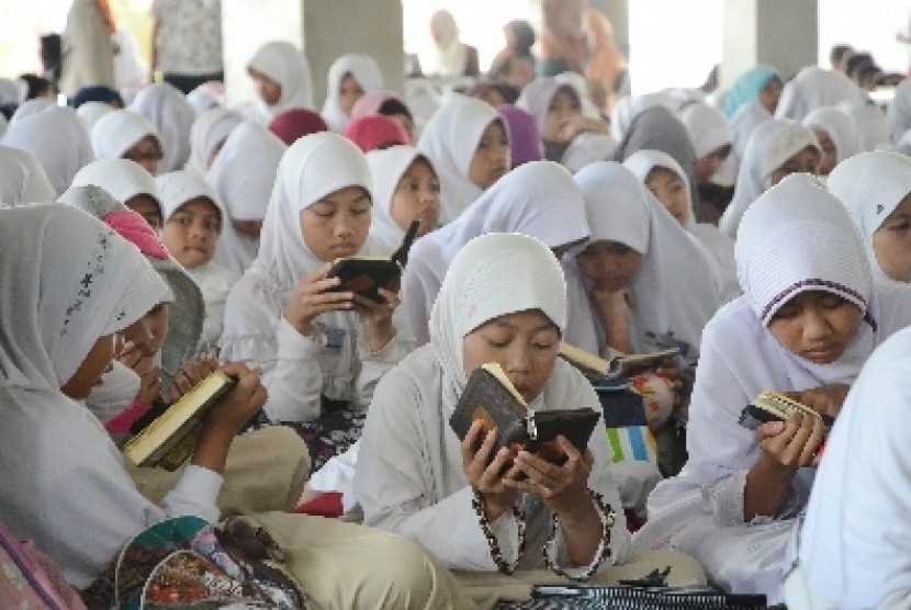 Detail Gambar Anak Membaca Alquran Nomer 38