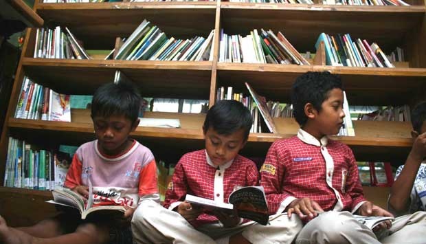 Detail Gambar Anak Membaca Buku Di Perpustakaan Nomer 10