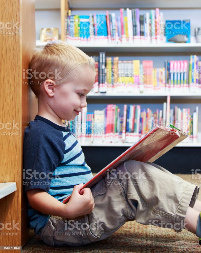 Detail Gambar Anak Membaca Buku Di Perpustakaan Nomer 17